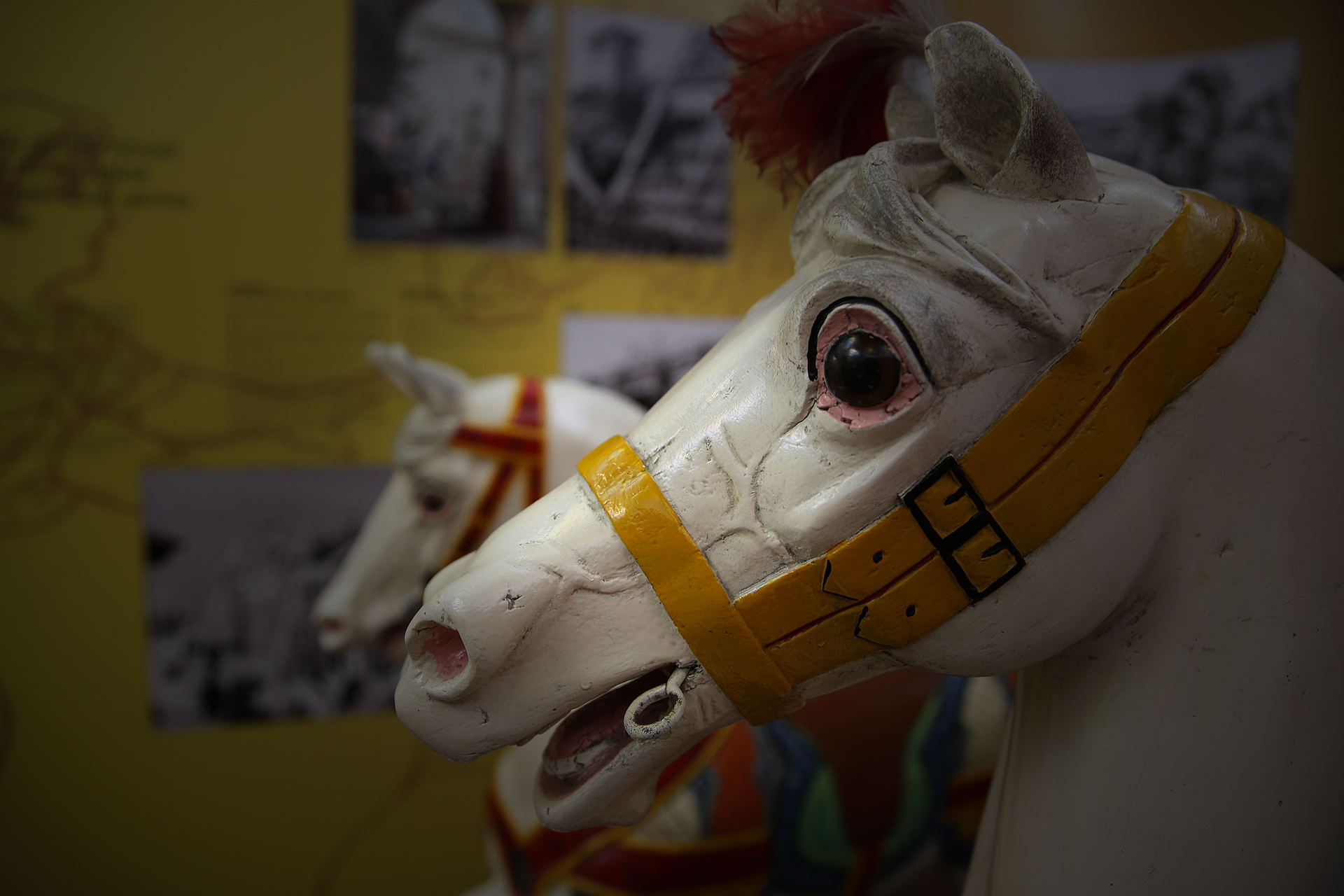 Interno del Museo della Giostra con esposizione di giostre storiche