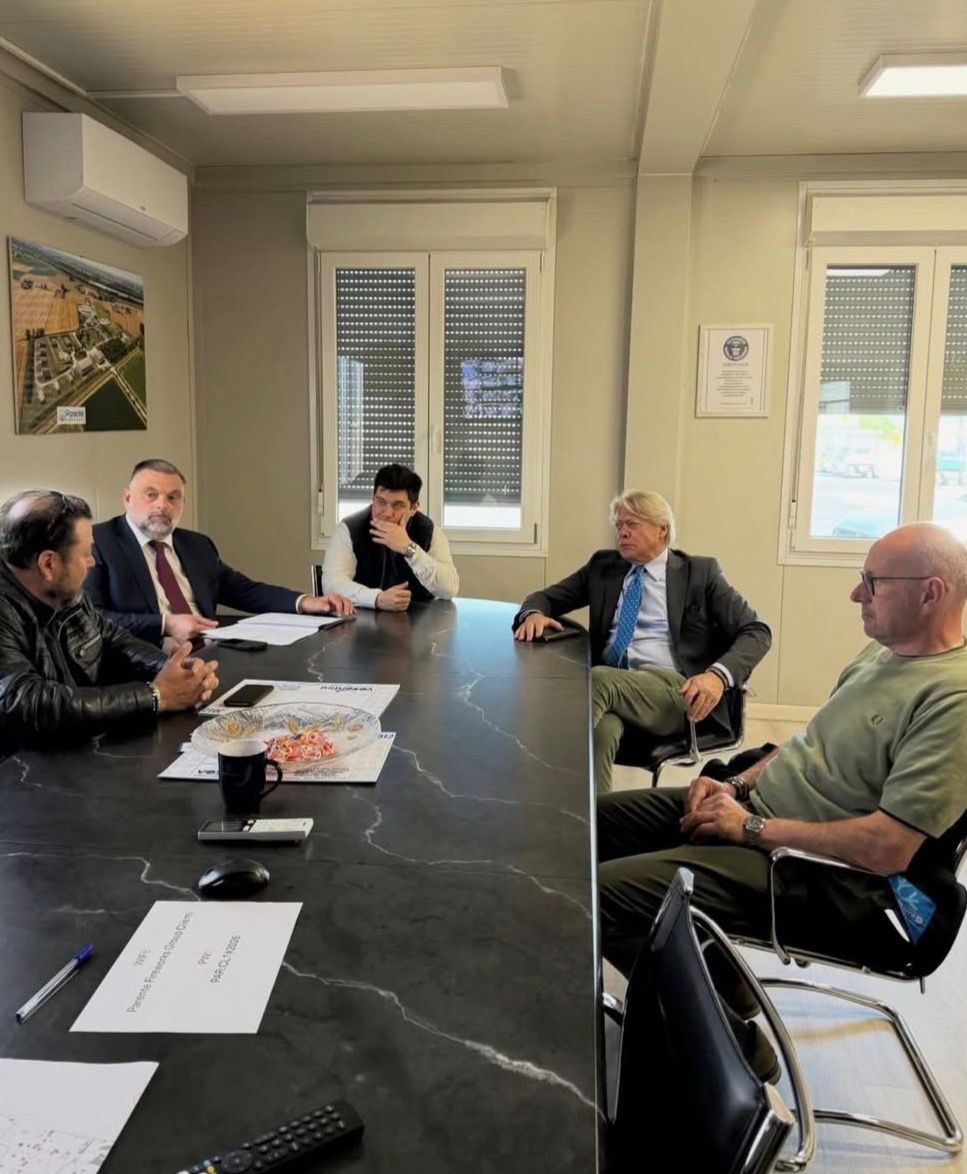 Il tavolo di incontro con il senatore De Carlo e gli imprenditori del Distretto