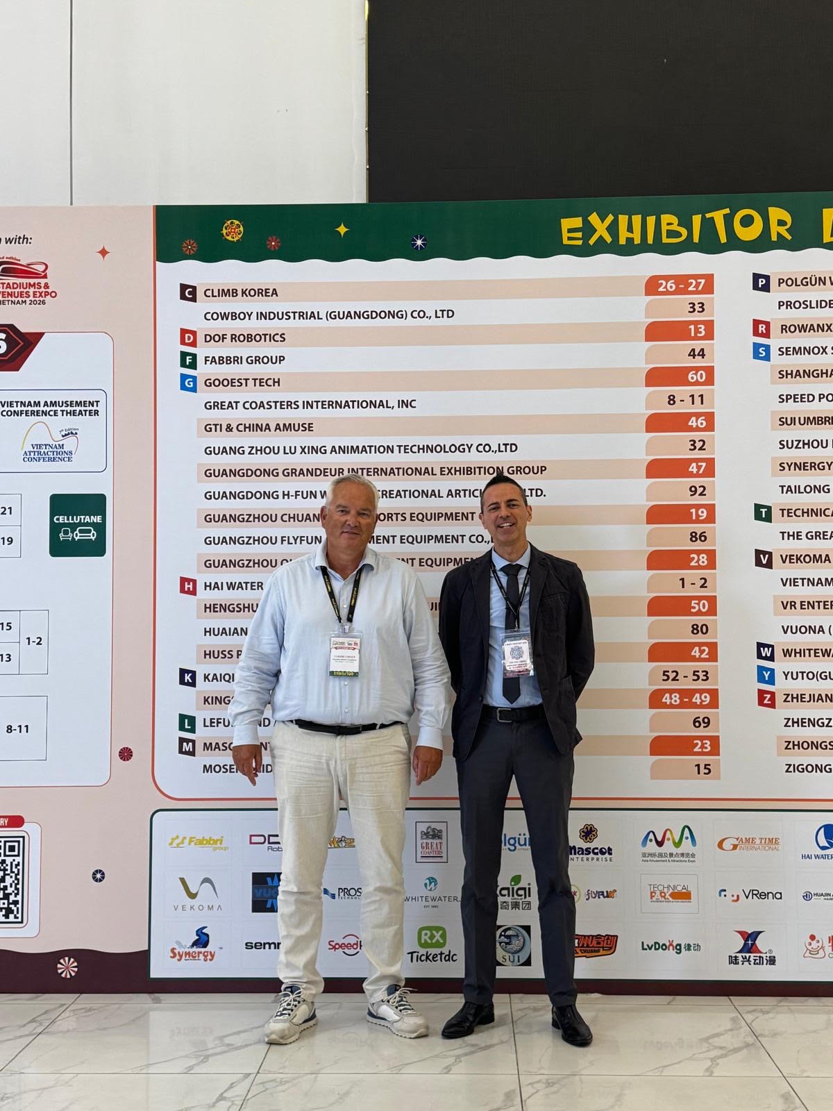 I rappresentanti del Distretto davanti al tabellone espositori del Vietnam Theme Park Expo